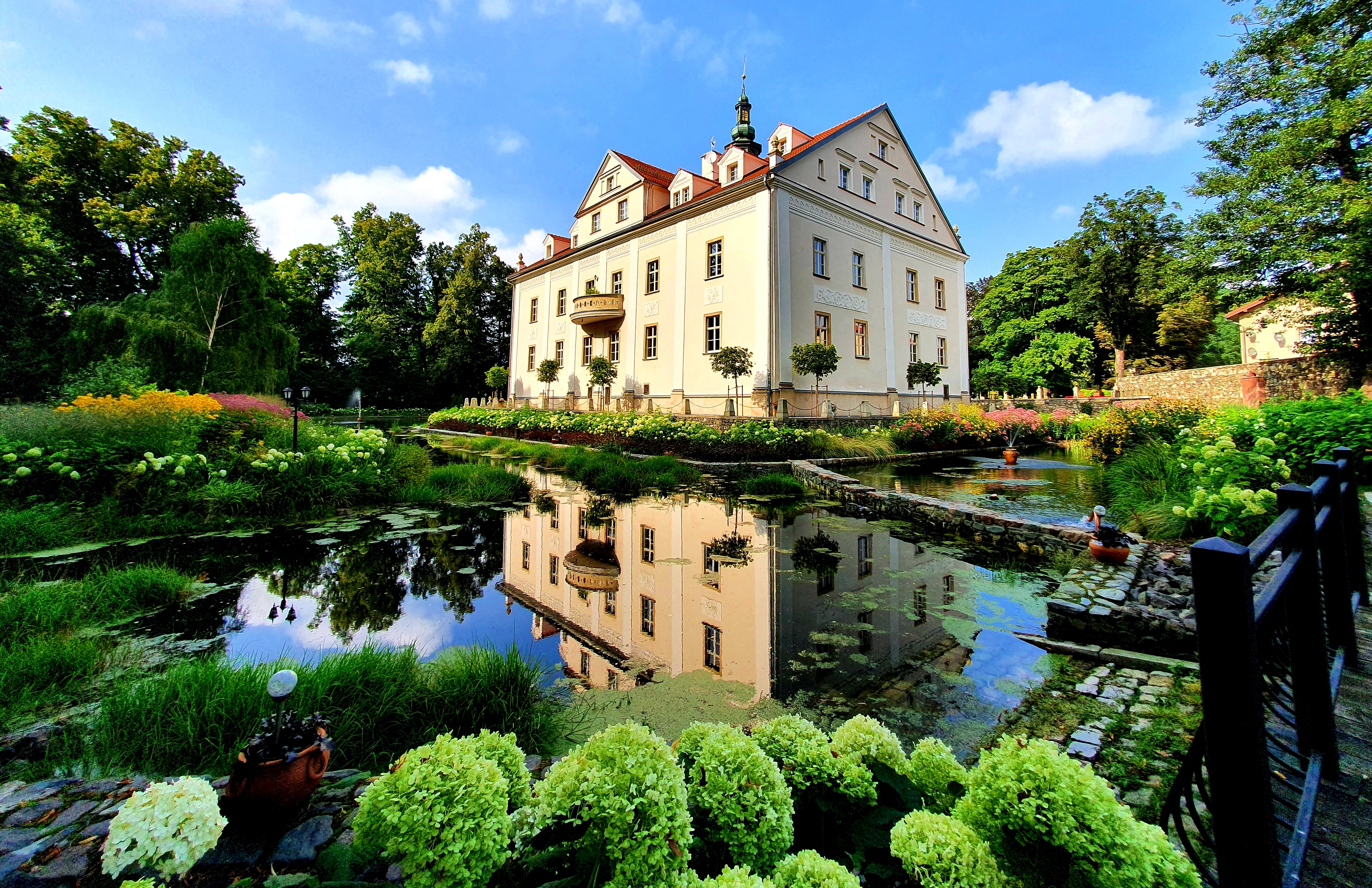 Pałac Ciechanowice - otoczony fosą i tematycznymi ogrodami