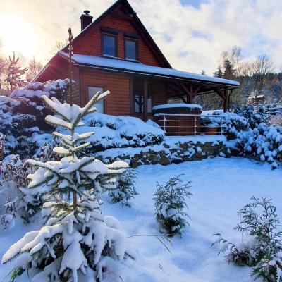 Piaskowy Koń Klimatyczny Domek - zima w górach